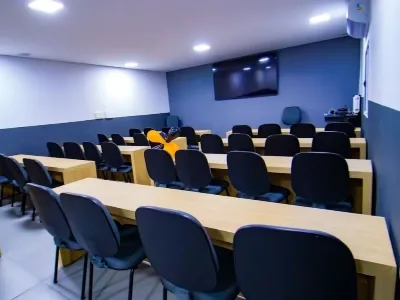 Sala de aula climatizada do centro de treinamento da MA, onde acontece a teoria